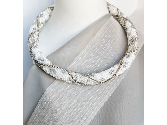 Прикраса із бісеру кольє-джгут "Срібна таємниця"