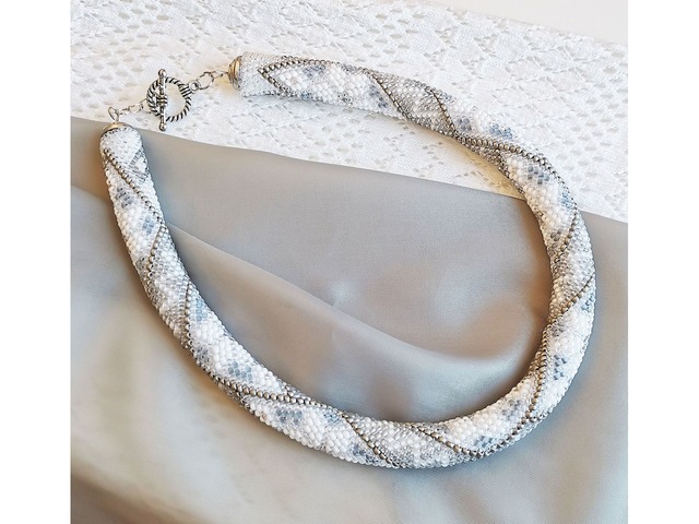 Прикраса із бісеру кольє-джгут "Срібна таємниця"