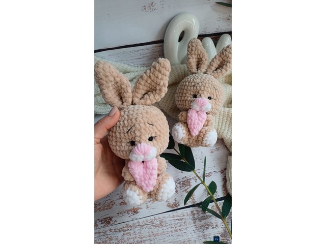 Плюшевий зайчик з сердечком