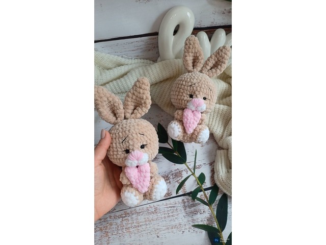 Плюшевий зайчик з сердечком