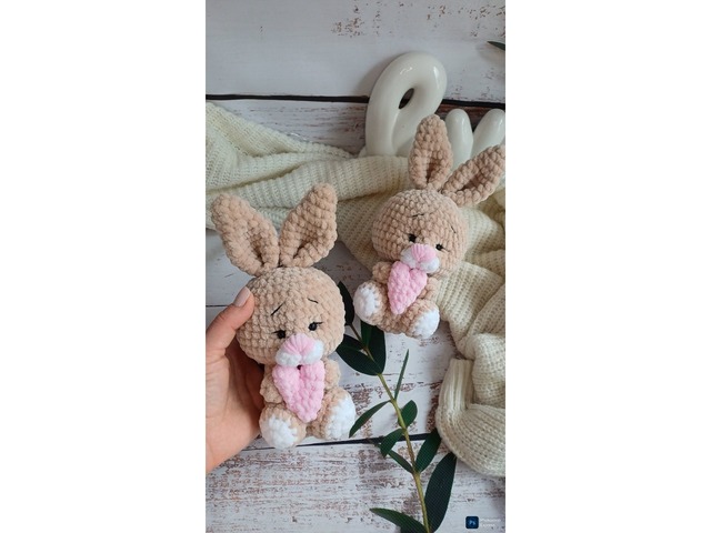 Плюшевий зайчик з сердечком