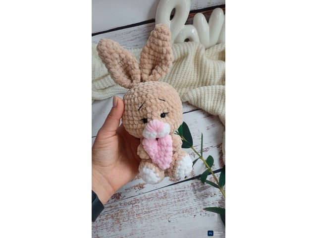 Плюшевий зайчик з сердечком