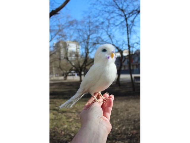 Білий попугай іграшка валяна з шерсті інтерєрна ручної роботи папуга войлочний птица