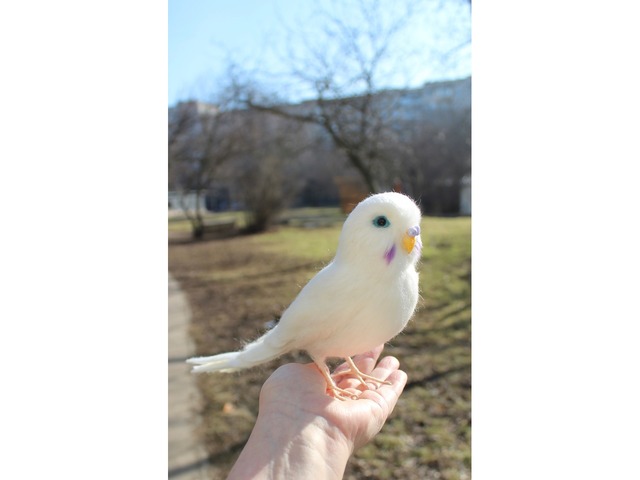 Білий попугай іграшка валяна з шерсті інтерєрна ручної роботи папуга войлочний птица