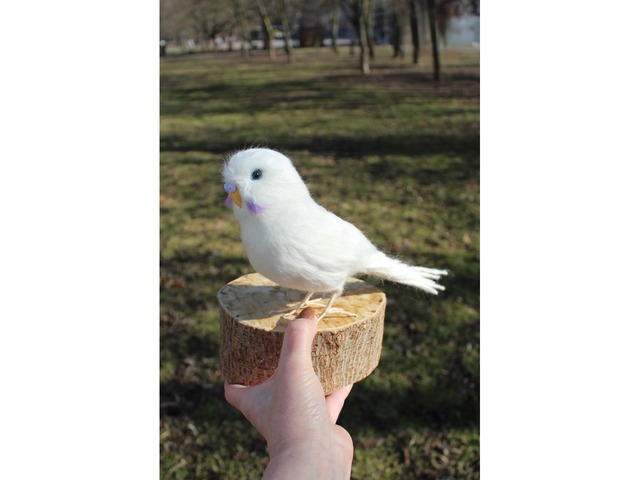 Білий попугай іграшка валяна з шерсті інтерєрна ручної роботи папуга войлочний птица