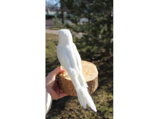 Білий попугай іграшка валяна з шерсті інтерєрна ручної роботи папуга войлочний птица