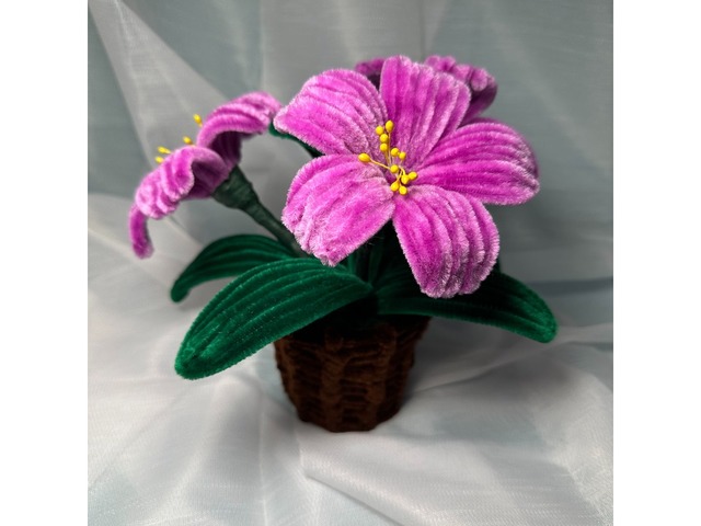 Квіткова композиція з синельного дроту.