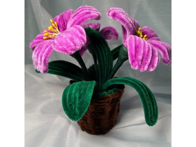 Квіткова композиція з синельного дроту.