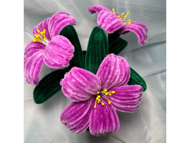 Квіткова композиція з синельного дроту.