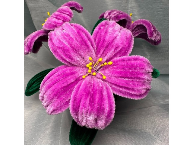 Квіткова композиція з синельного дроту.