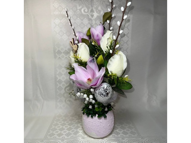 Великодня композиція в керамічному кашпо.