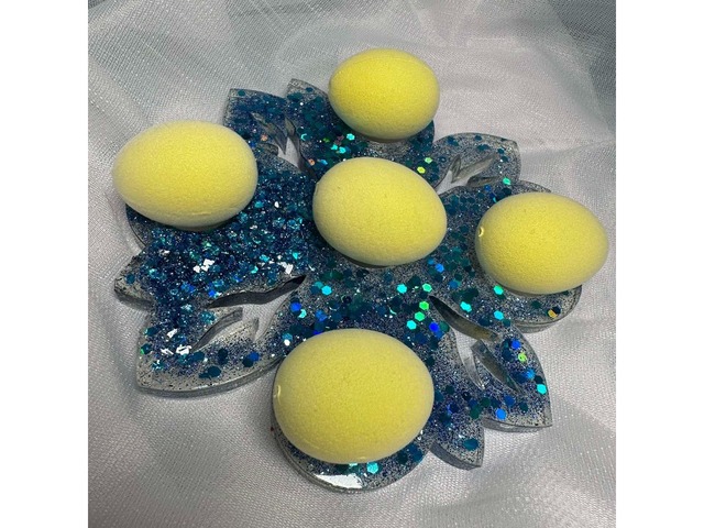 Декоративна підставка для яєць і паски з епоксидної смоли.