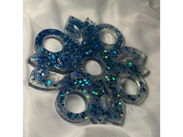 Декоративна підставка для яєць і паски з епоксидної смоли.