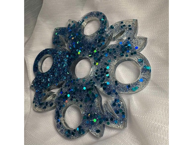 Декоративна підставка для яєць і паски з епоксидної смоли.