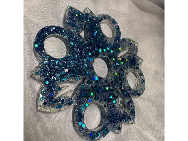 Декоративна підставка для яєць і паски з епоксидної смоли.