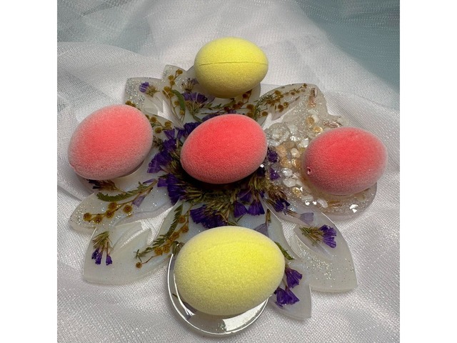 Декоративна підставка для яєць з епоксидної смоли.