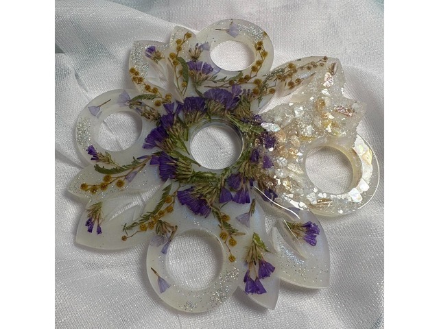 Декоративна підставка для яєць з епоксидної смоли.