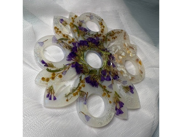 Декоративна підставка для яєць з епоксидної смоли.