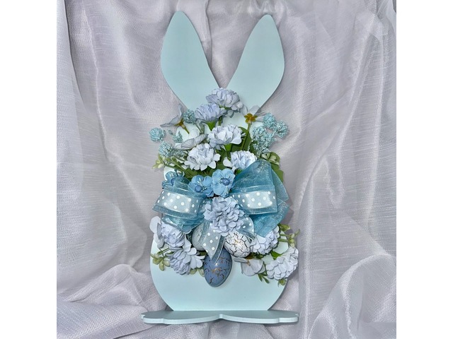 Великодній декор у формі зайця.