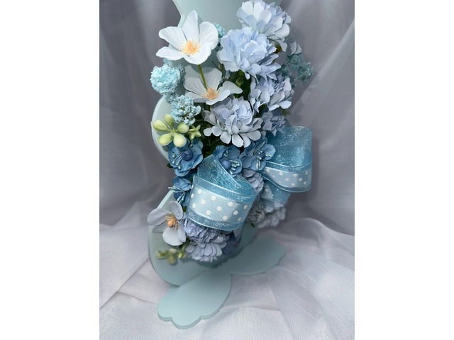 Великодній декор у формі зайця.