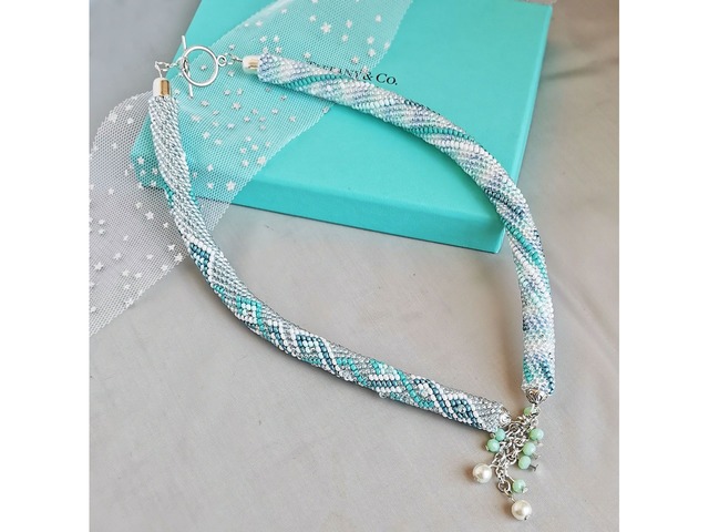 Прикраса із бісеру кольє-джгут "Лазурний бриз"