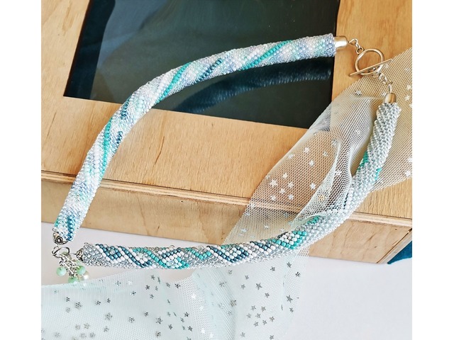 Прикраса із бісеру кольє-джгут "Лазурний бриз"