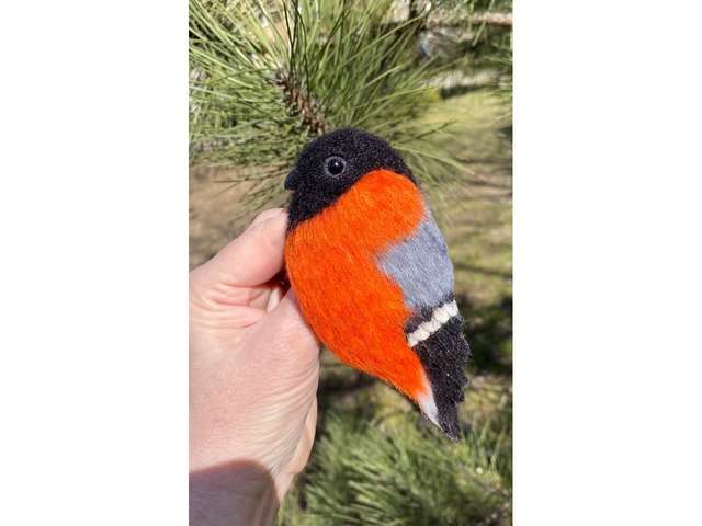 Брош снегірь валяна з шерсті прикраса птица войлочна іграшка хендмєйд сувенір подарунок