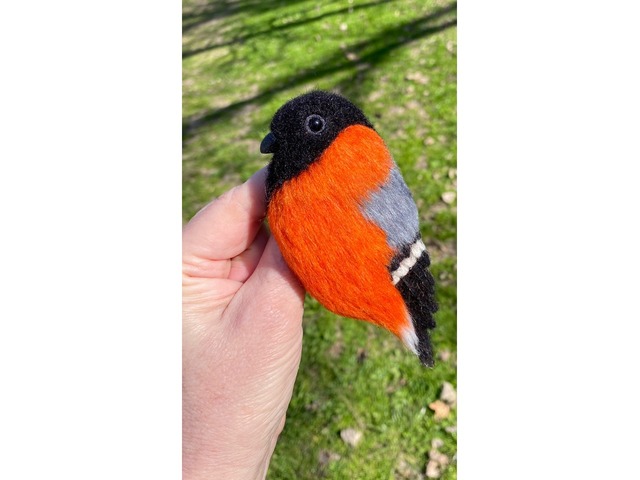 Брош снегірь валяна з шерсті прикраса птица войлочна іграшка хендмєйд сувенір подарунок