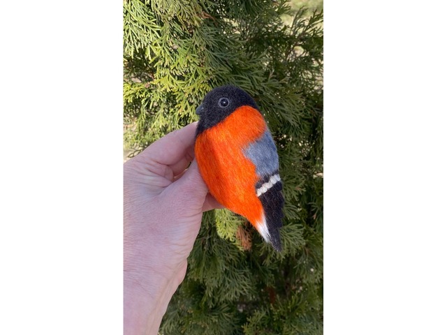 Брош снегірь валяна з шерсті прикраса птица войлочна іграшка хендмєйд сувенір подарунок