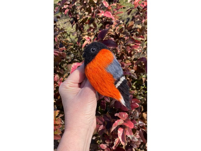 Брош снегірь валяна з шерсті прикраса птица войлочна іграшка хендмєйд сувенір подарунок