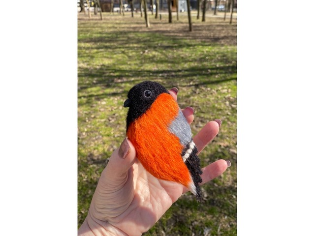 Брош снегірь валяна з шерсті прикраса птица войлочна іграшка хендмєйд сувенір подарунок
