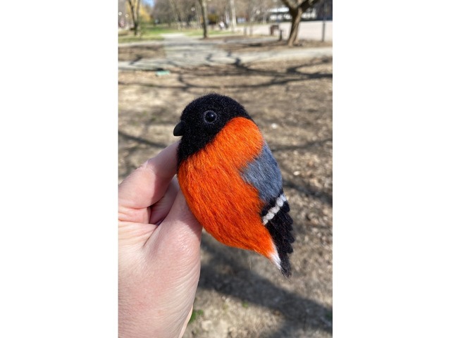 Брош снегірь валяна з шерсті прикраса птица войлочна іграшка хендмєйд сувенір подарунок