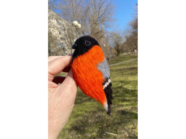 Брош снегірь валяна з шерсті прикраса птица войлочна іграшка хендмєйд сувенір подарунок