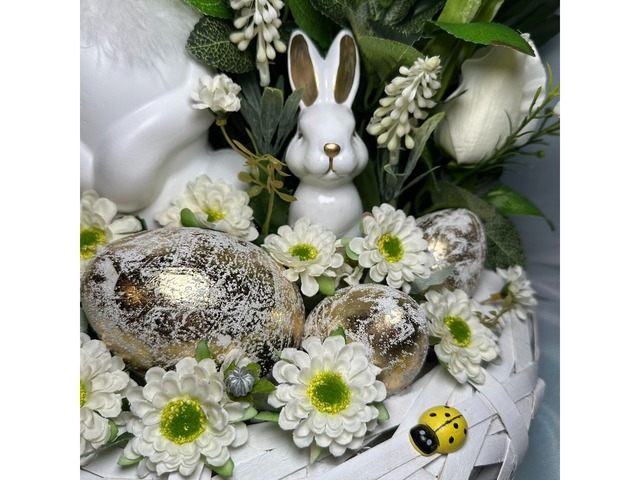 Великодня композиція в кашпо.