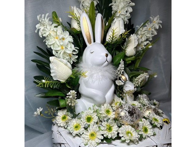 Великодня композиція в кашпо.