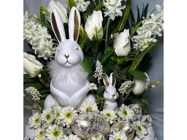 Великодня композиція в кашпо.