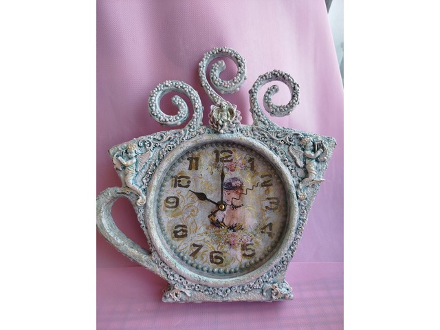 Часы в виде чашечки