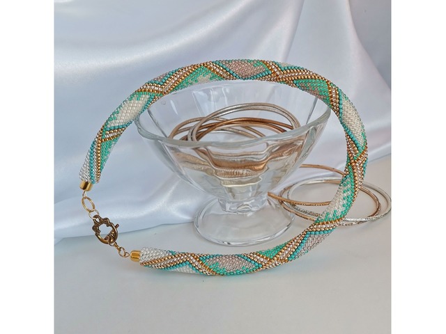 Прикраса із бісеру кольє-джгут "Місячний вітер"