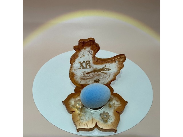 Великодня підставка для яйця з епоксидної смоли.