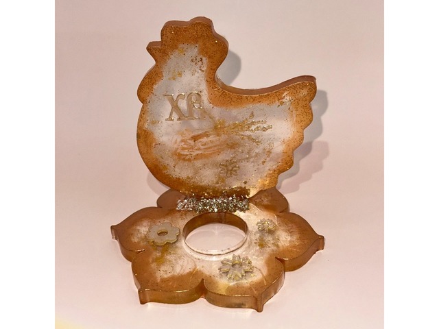 Великодня підставка для яйця з епоксидної смоли.