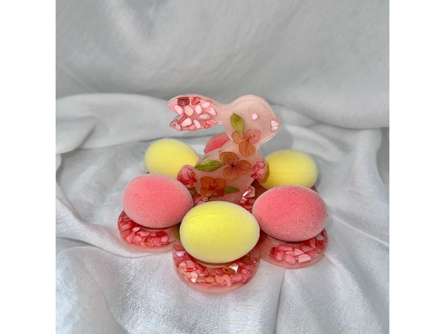 Декоративна підставка для яєць з епоксидної смоли.