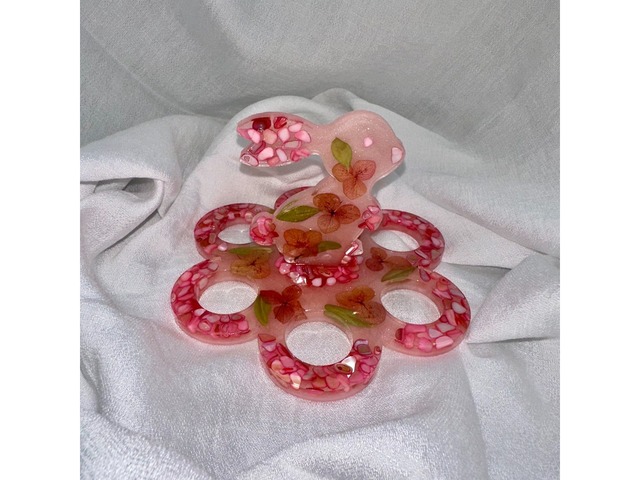 Декоративна підставка для яєць з епоксидної смоли.