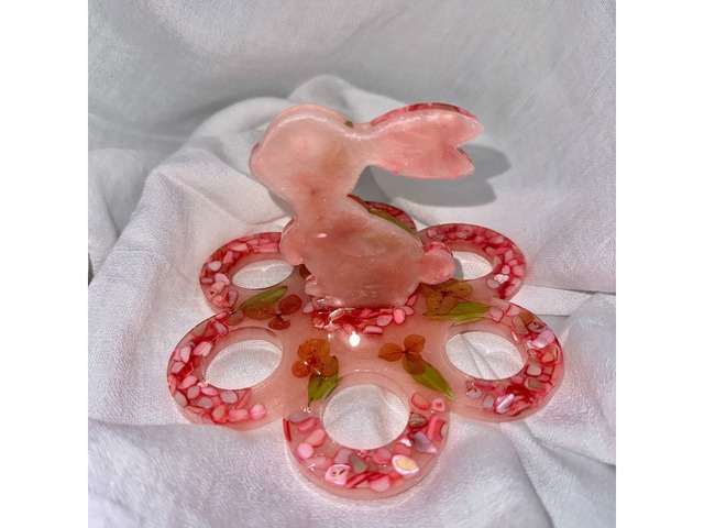 Декоративна підставка для яєць з епоксидної смоли.