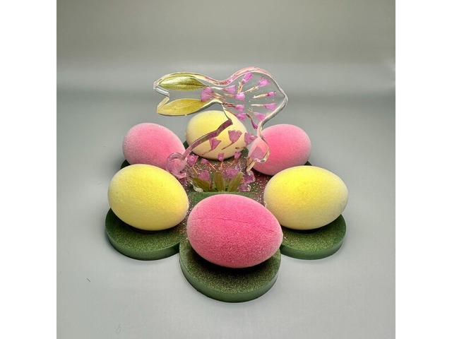 Декоративна підставка для яєць з епоксидної смоли.