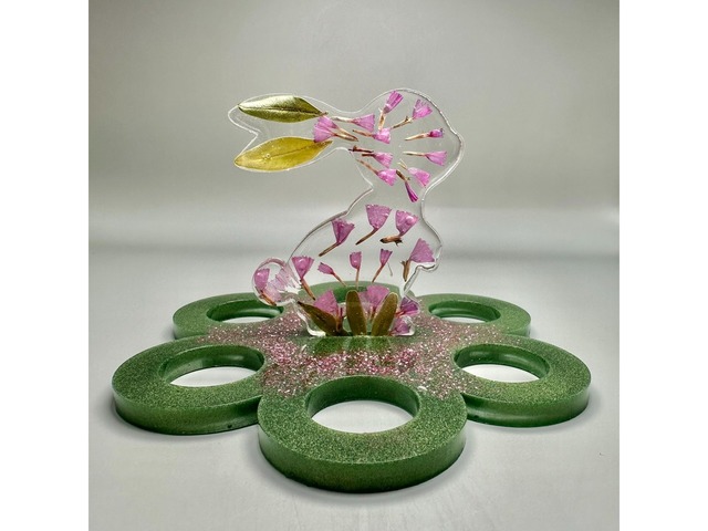 Декоративна підставка для яєць з епоксидної смоли.