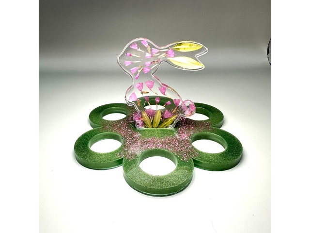 Декоративна підставка для яєць з епоксидної смоли.