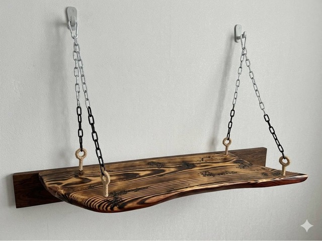 Підвісна полка ручної роботи з обпаленого дерева на ланцюгах