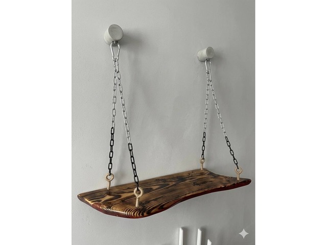 Підвісна полка ручної роботи з обпаленого дерева на ланцюгах