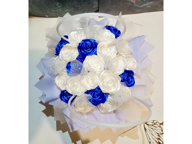 Сині та молочні троянди з атласної стрічки