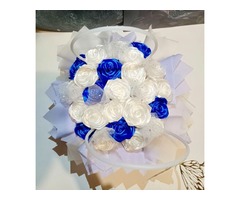 Сині та молочні троянди з атласної стрічки